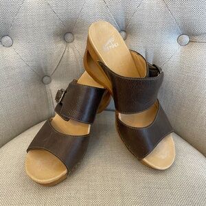 DANSKO Tawny Size EU39 US 8.5 Brown Leather Two Strap Cut Out Wedge Slide Sandal